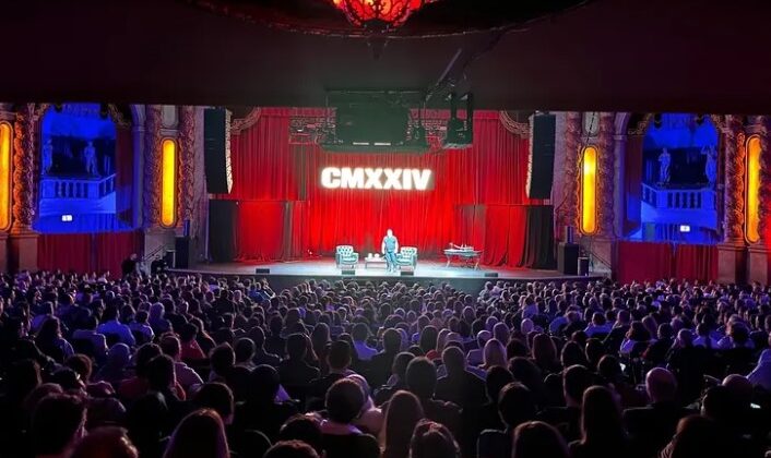 Cem Yılmaz, Chicago’da Gülme Dolu Bir Gece Yaşattı