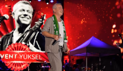 LEVENT YÜKSEL BURSA KÜLTÜR YOLU FESTİVALİ’NDE HAFIZALARA KAZINAN ŞARKILARINI SESLENDİRDİ